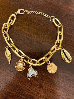 Gold Shell Charm Bracelet Ocean Beach Vacation 9 Inches Gold Tone Faux Pearl NWT